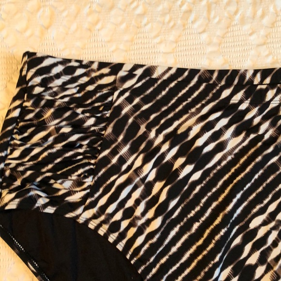 Nip Tuck Plus Size Swim Wear Size 22 swimsuit NWT - Picture 8 of 9